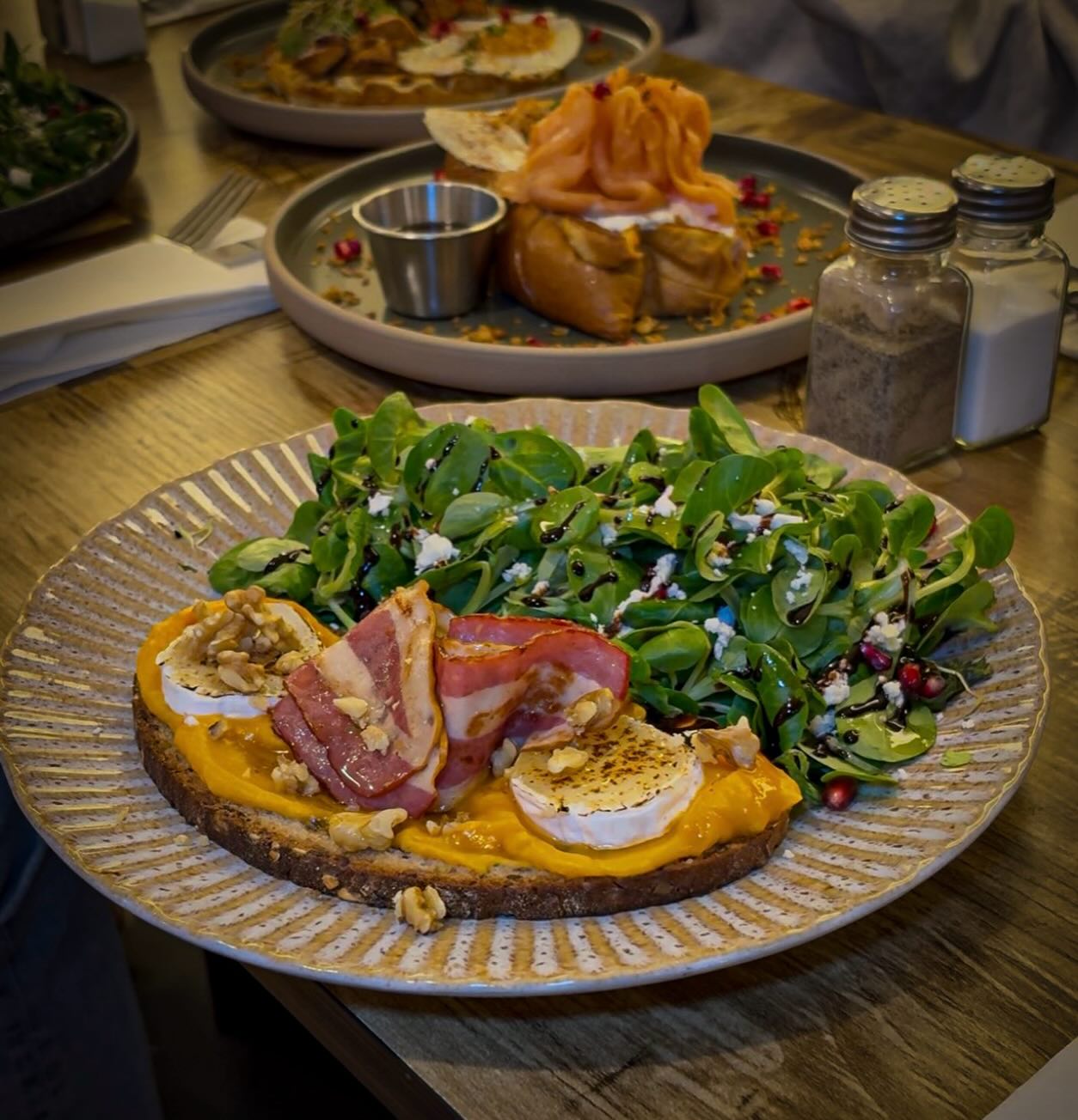Salle chaleureuse de Bali Coffee & Brunch à Échirolles.